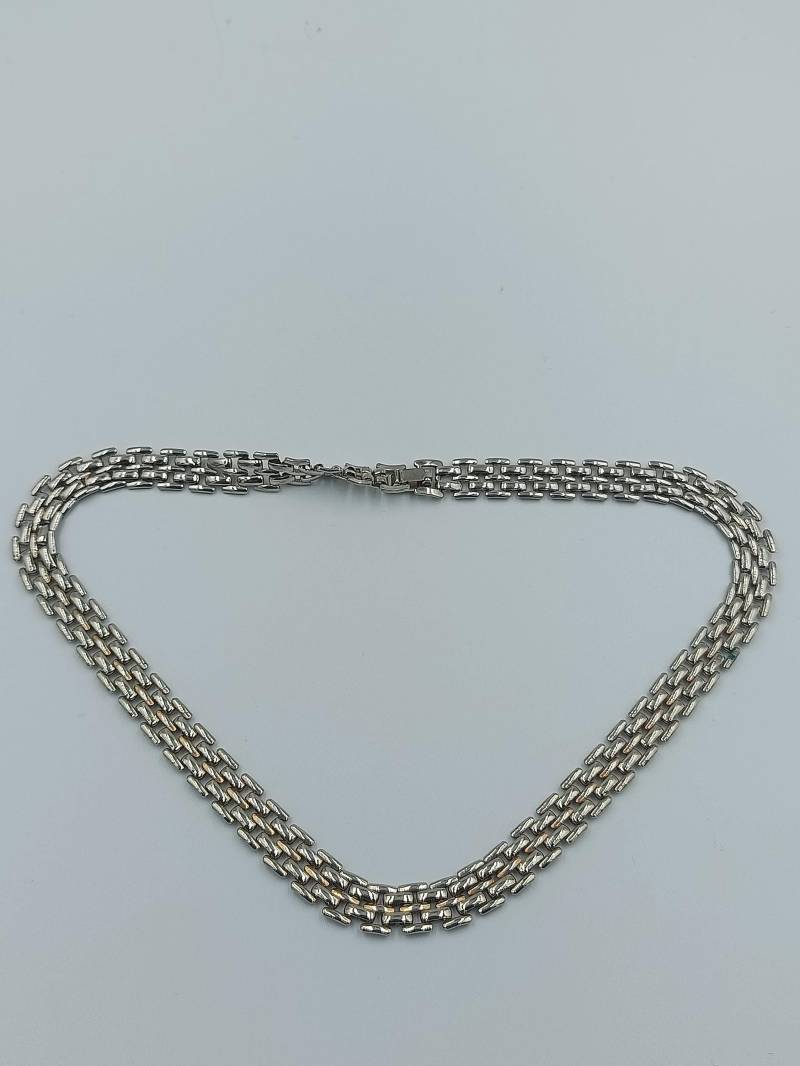 Silberfarbene Gliederkette Silberfarbene Gliederkette von GalleryJarrodi