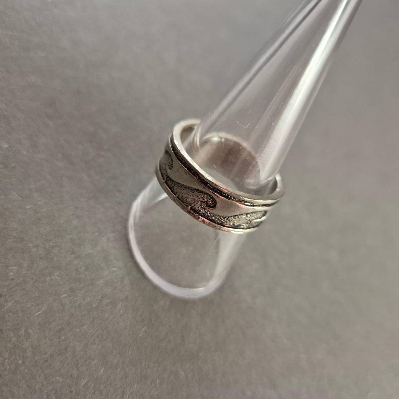 Silberfarbener Wellenring - Drehring Mit Maritimem Flair Silberfarbener Wellenring - Drehring Mit Maritimem Flair von GalleryJarrodi
