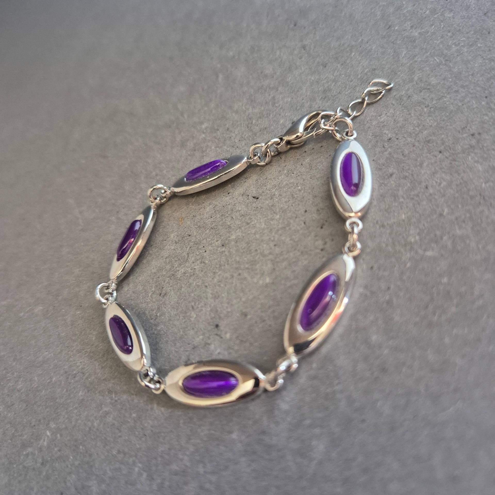 Silberfarbenes Armband Mit Lila Cabochons - Elegant & Modern von GalleryJarrodi