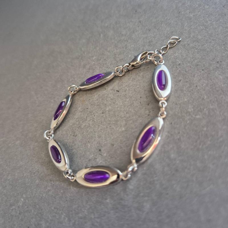 Silberfarbenes Armband Mit Lila Cabochons - Elegant & Modern Silberfarbenes Armband Mit Lila Cabochons - Elegant & Modern von GalleryJarrodi