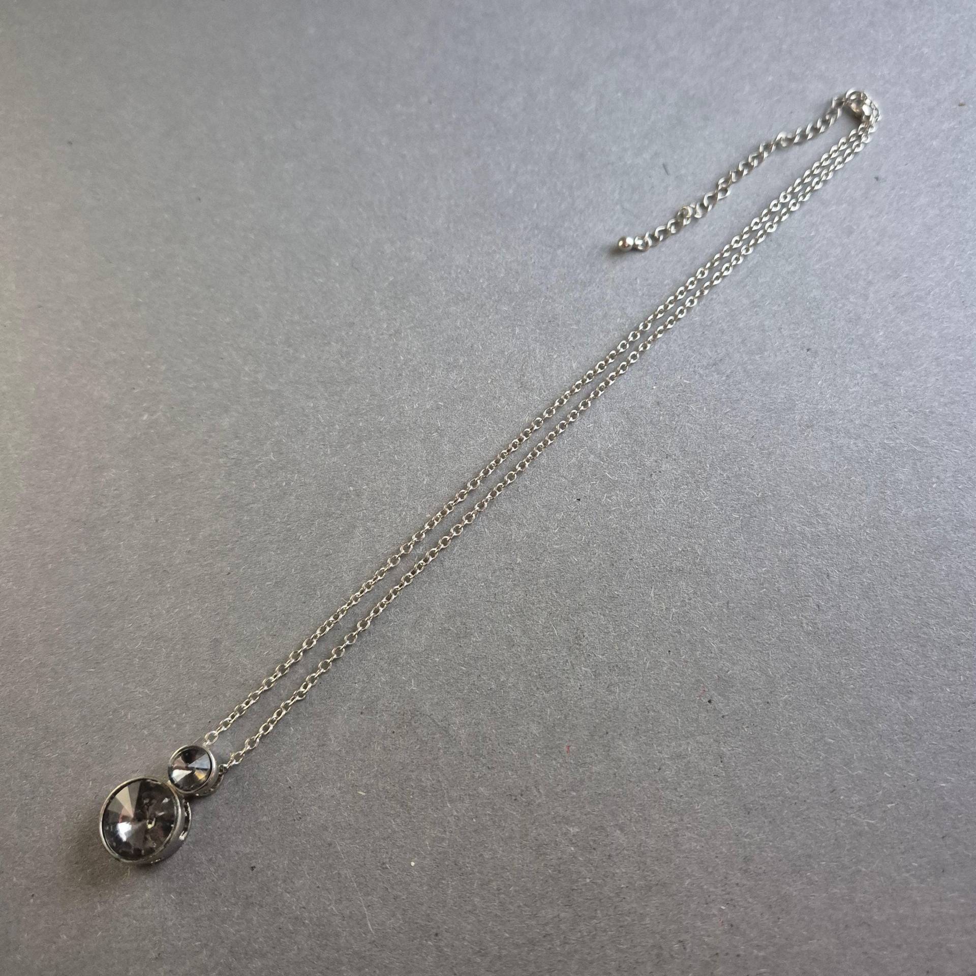 Silberne Halskette Mit Doppeltem Glasanhänger - Schlicht & Funkelnd von GalleryJarrodi