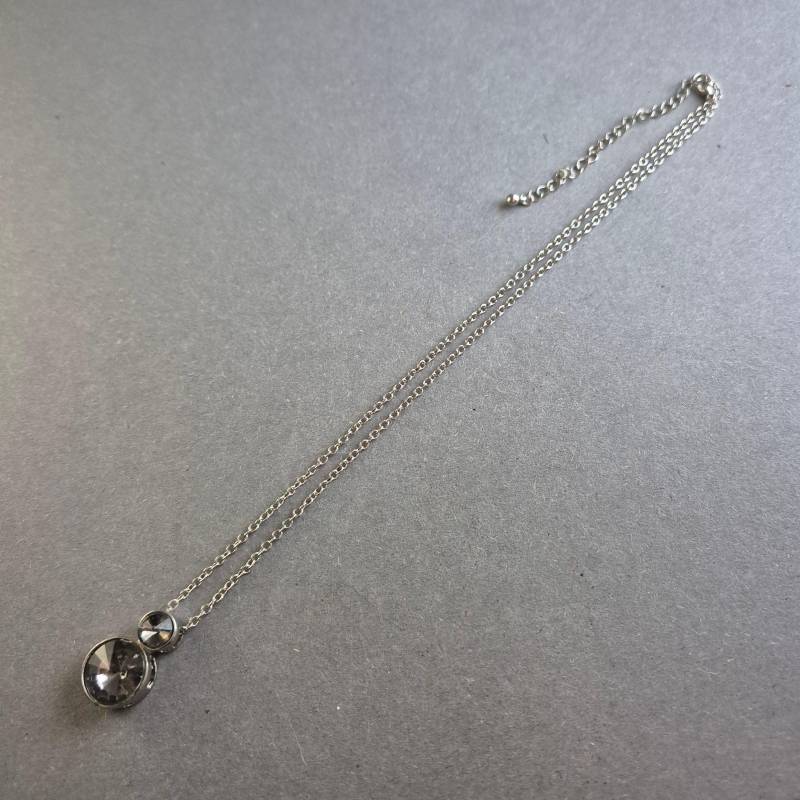 Silberne Halskette Mit Doppeltem Glasanhänger - Schlicht & Funkelnd Silberne Halskette Mit Doppeltem Glasanhänger - Schlicht & Funkelnd von GalleryJarrodi