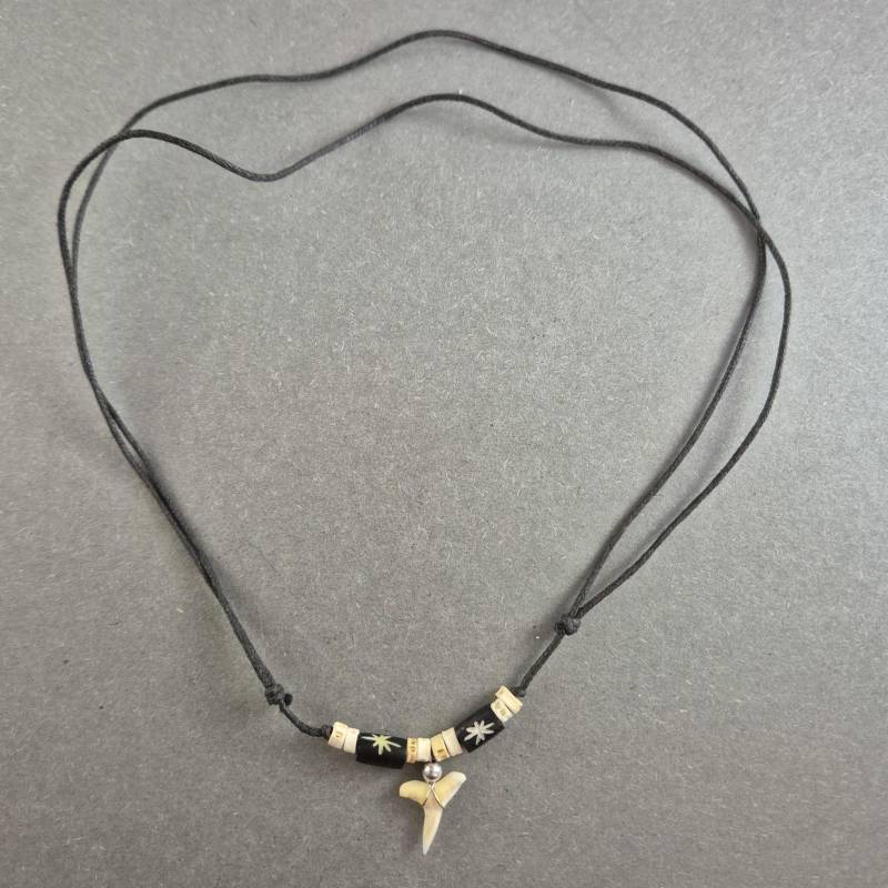 Surfer-Hai Zahn Halskette - Natürlicher Look Mit Holzperlen Surfer-Hai Zahn Halskette - Natürlicher Look Mit Holzperlen von GalleryJarrodi