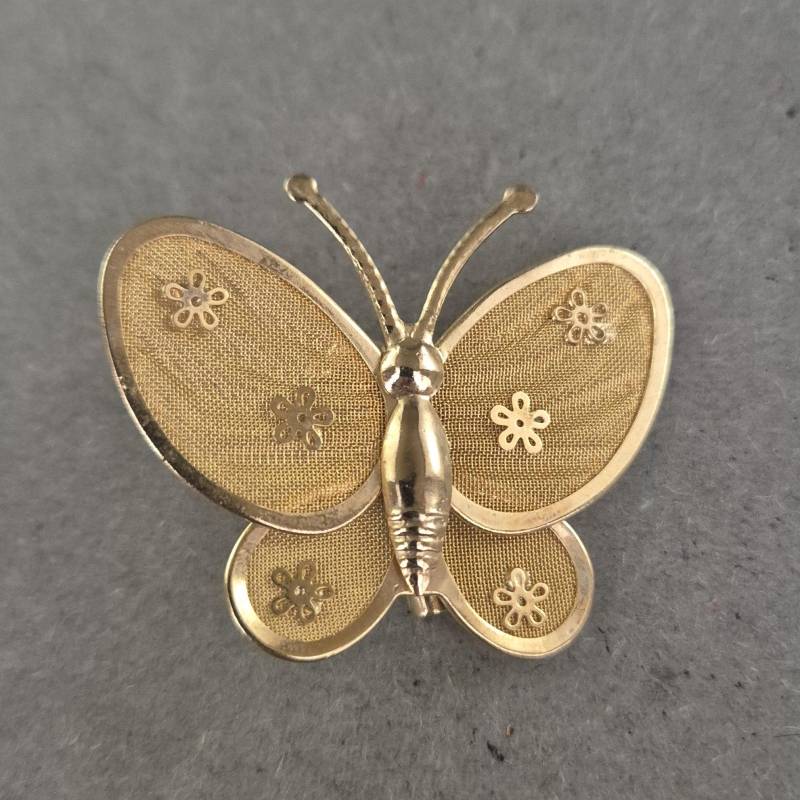 Vergoldete Schmetterlingsbrosche - Zarte Eleganz Im Floralen Design Vergoldete Schmetterlingsbrosche - Zarte Eleganz Im Floralen Design von GalleryJarrodi
