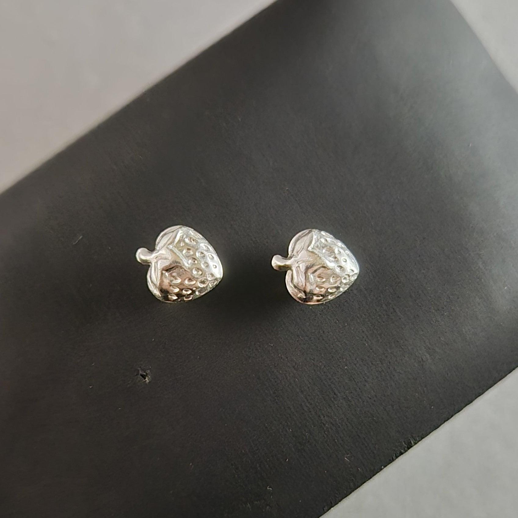 Verspielte Erdbeer-Ohrstecker Aus Silber - Fruchtiges Design Für Gute Laune von GalleryJarrodi