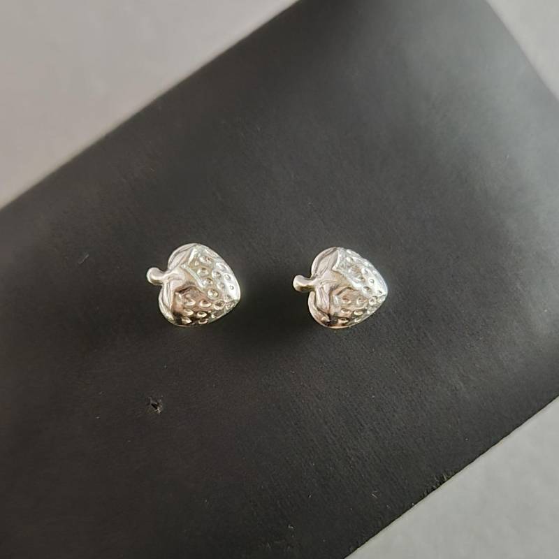 Verspielte Erdbeer-Ohrstecker Aus Silber - Fruchtiges Design Für Gute Laune von GalleryJarrodi