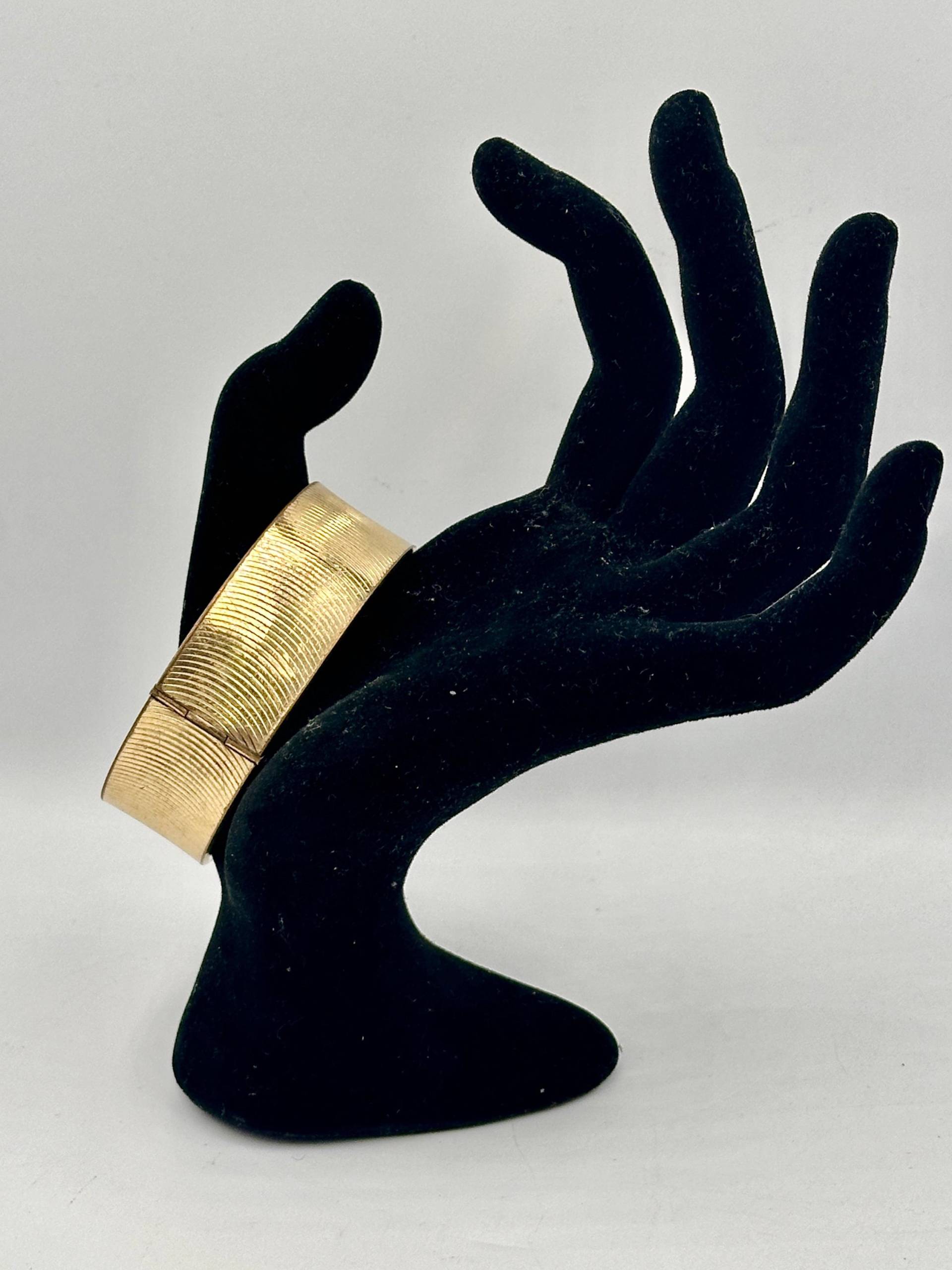 Vintage Armreif Vergoldet Massiv von GalleryJarrodi