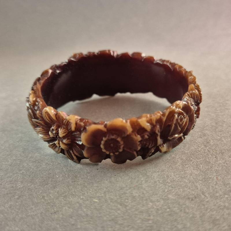 Vintage Blumen-Armreif Aus Bakelit - Detailreiche Handwerkskunst von GalleryJarrodi