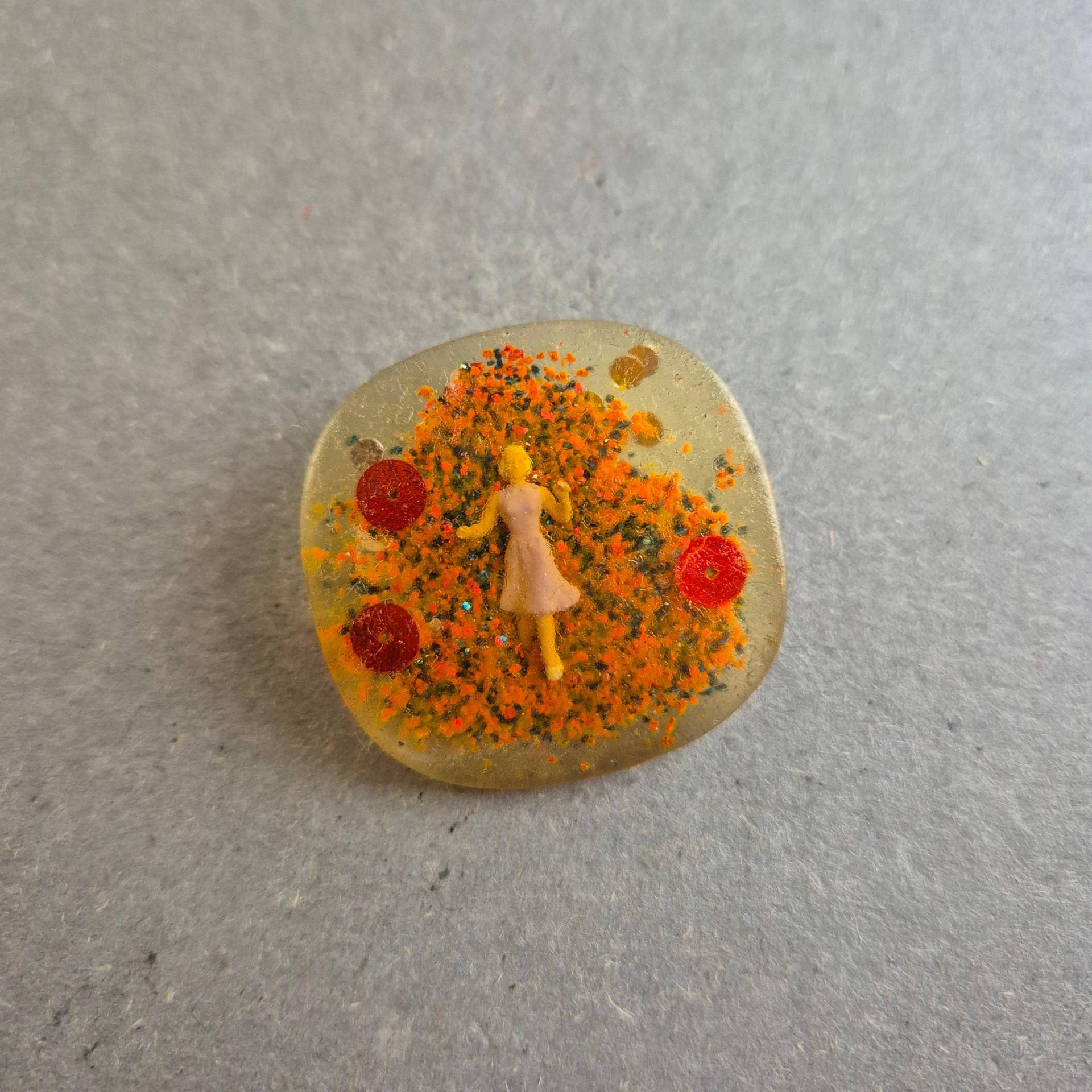 Vintage Brosche Mit Miniaturfigur in Harz - Handgemachtes Unikat von GalleryJarrodi