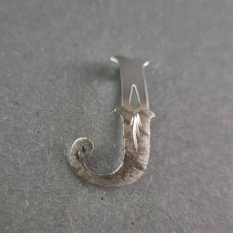 Vintage Buchstaben-Anhänger "J" Aus 835Er Silber - Elegantes Monogramm Vintage Buchstaben-Anhänger "J" Aus 835Er Silber - Elegantes Monogramm von GalleryJarrodi