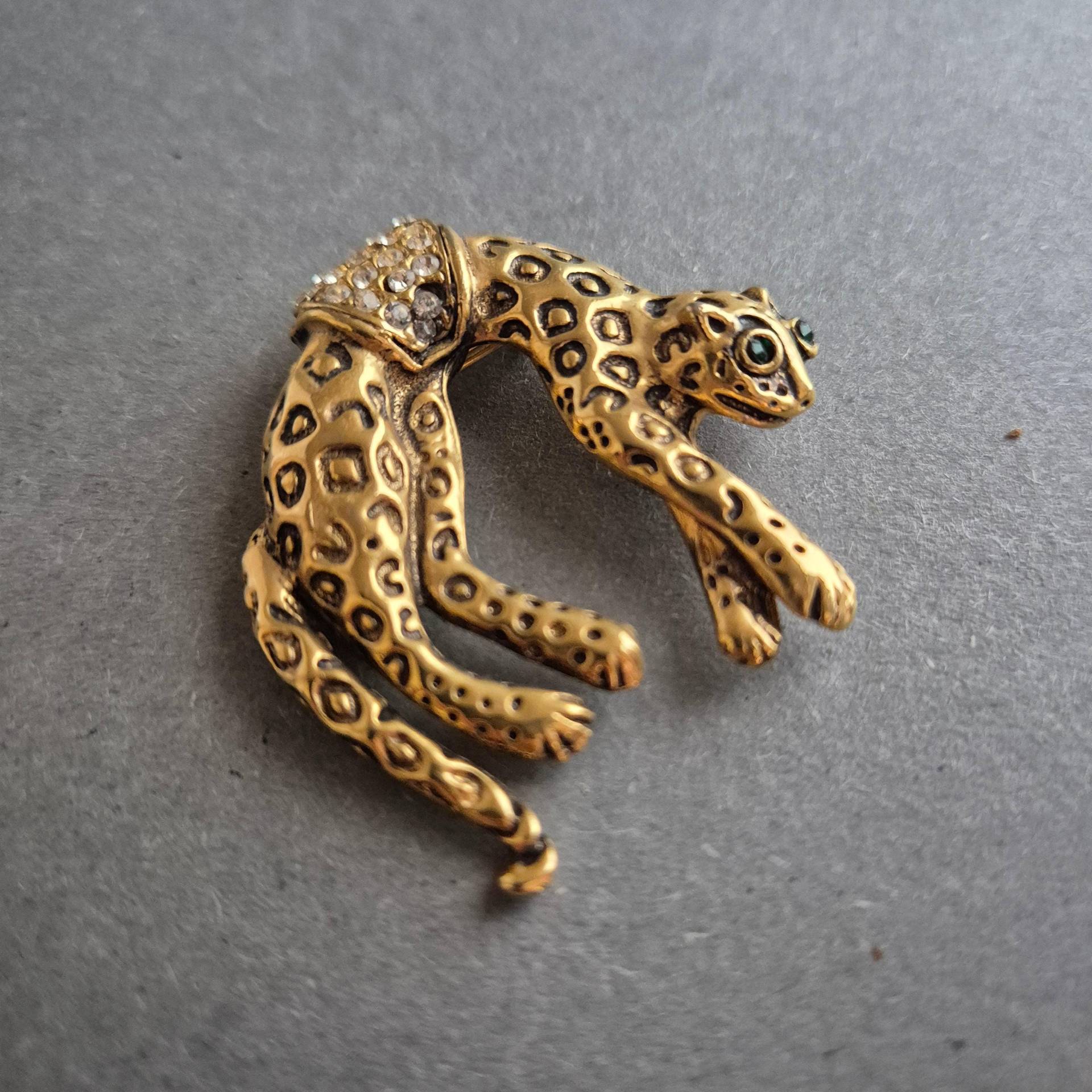 Vintage Leopard Brosche Mit Strass - Elegantes Tierdesign in Goldoptik Vintage Leopard Brosche Mit Strass - Elegantes Tierdesign in Goldoptik von GalleryJarrodi