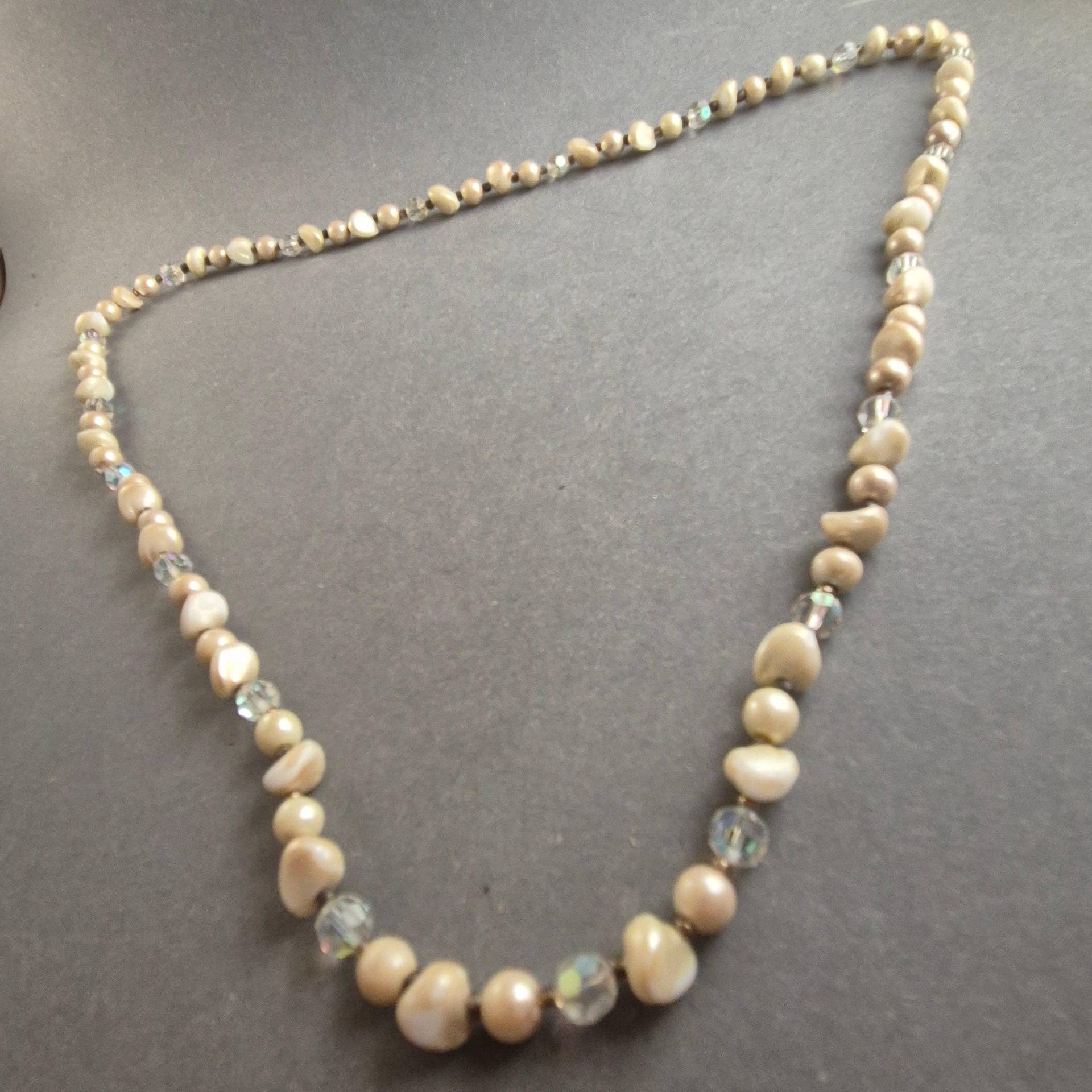 Vintage-Perlenkette Mit Kristallakzenten - Elegante Schlichtheit von GalleryJarrodi