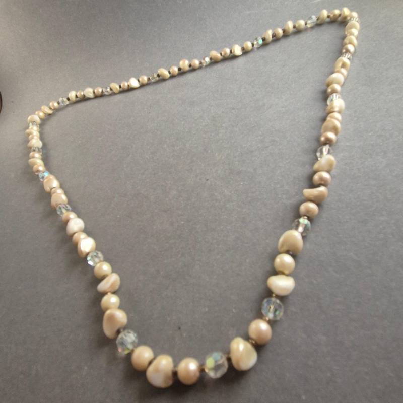 Vintage-Perlenkette Mit Kristallakzenten - Elegante Schlichtheit Vintage-Perlenkette Mit Kristallakzenten - Elegante Schlichtheit von GalleryJarrodi