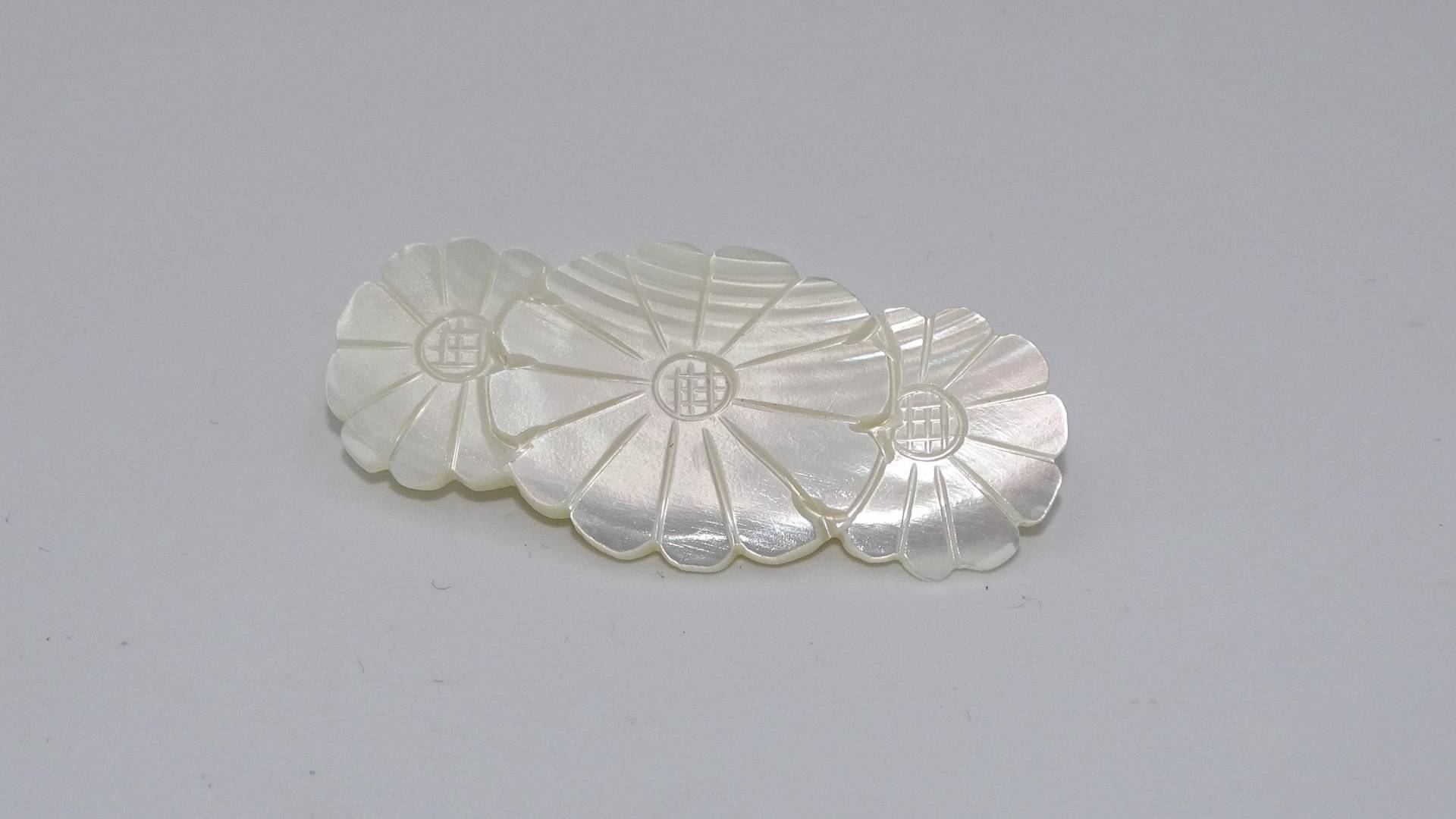 Wunderschöne Perlmutt-Brosche in Blumenform Wunderschöne Perlmutt-Brosche in Blumenform von GalleryJarrodi