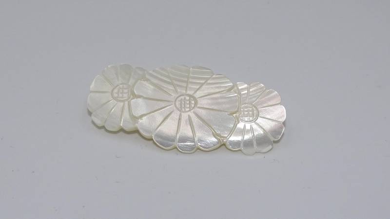 Wunderschöne Perlmutt-Brosche in Blumenform von GalleryJarrodi