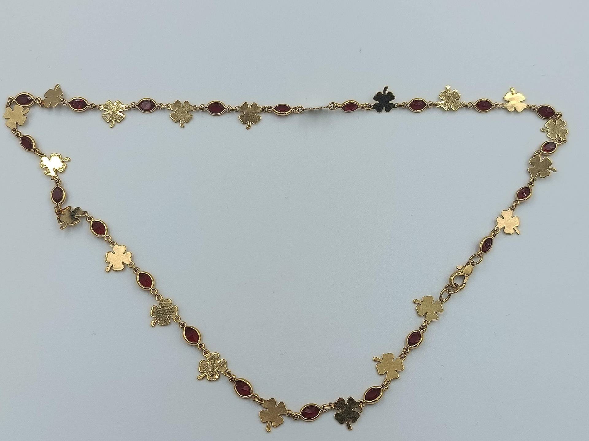 Zarte Goldfarbene Kette Mit Kleeblatt - Und Rubinroten Elementen von GalleryJarrodi