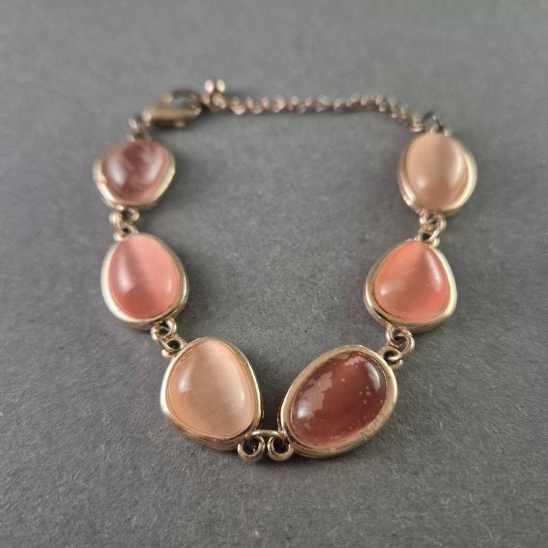 Zartes Armband Mit Rosa Edelstein-Cabochons - Elegante Handarbeit Zartes Armband Mit Rosa Edelstein-Cabochons - Elegante Handarbeit von GalleryJarrodi