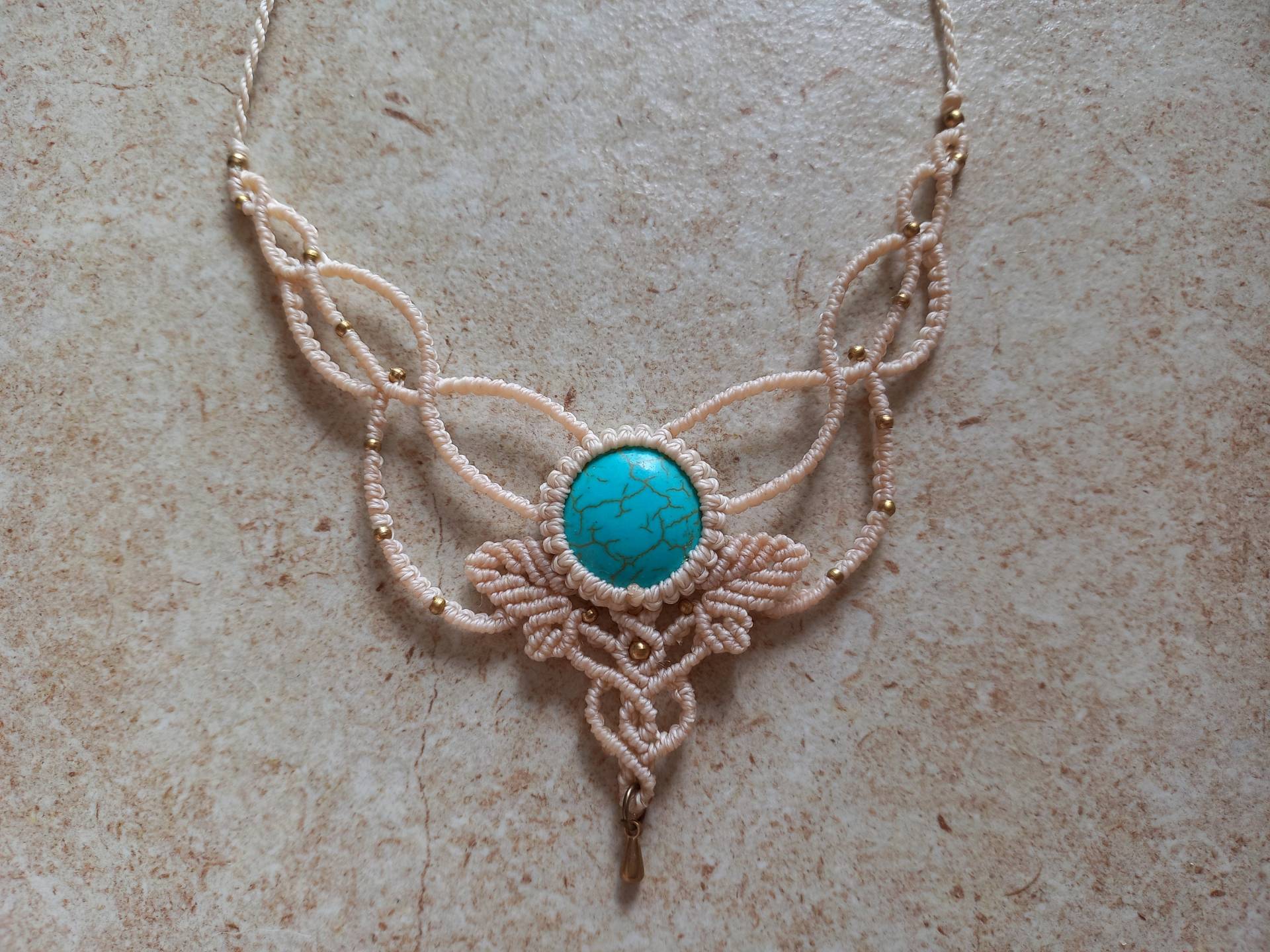 Anmutige Makramee Kette Mit Howlit Anmutige Makramee Kette Mit Howlit von GalleryOfHandmadeArt