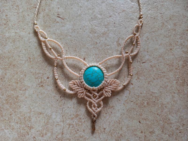Anmutige Makramee Kette Mit Howlit Anmutige Makramee Kette Mit Howlit von GalleryOfHandmadeArt