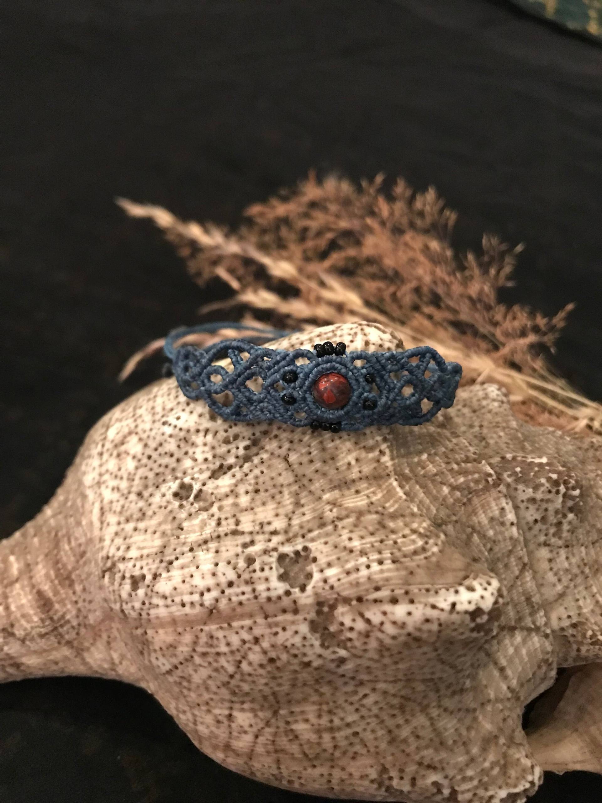 Blaues Makramee Armband Mit Rotem Jaspis Und Glasperlen Blaues Makramee Armband Mit Rotem Jaspis Und Glasperlen von GalleryOfHandmadeArt
