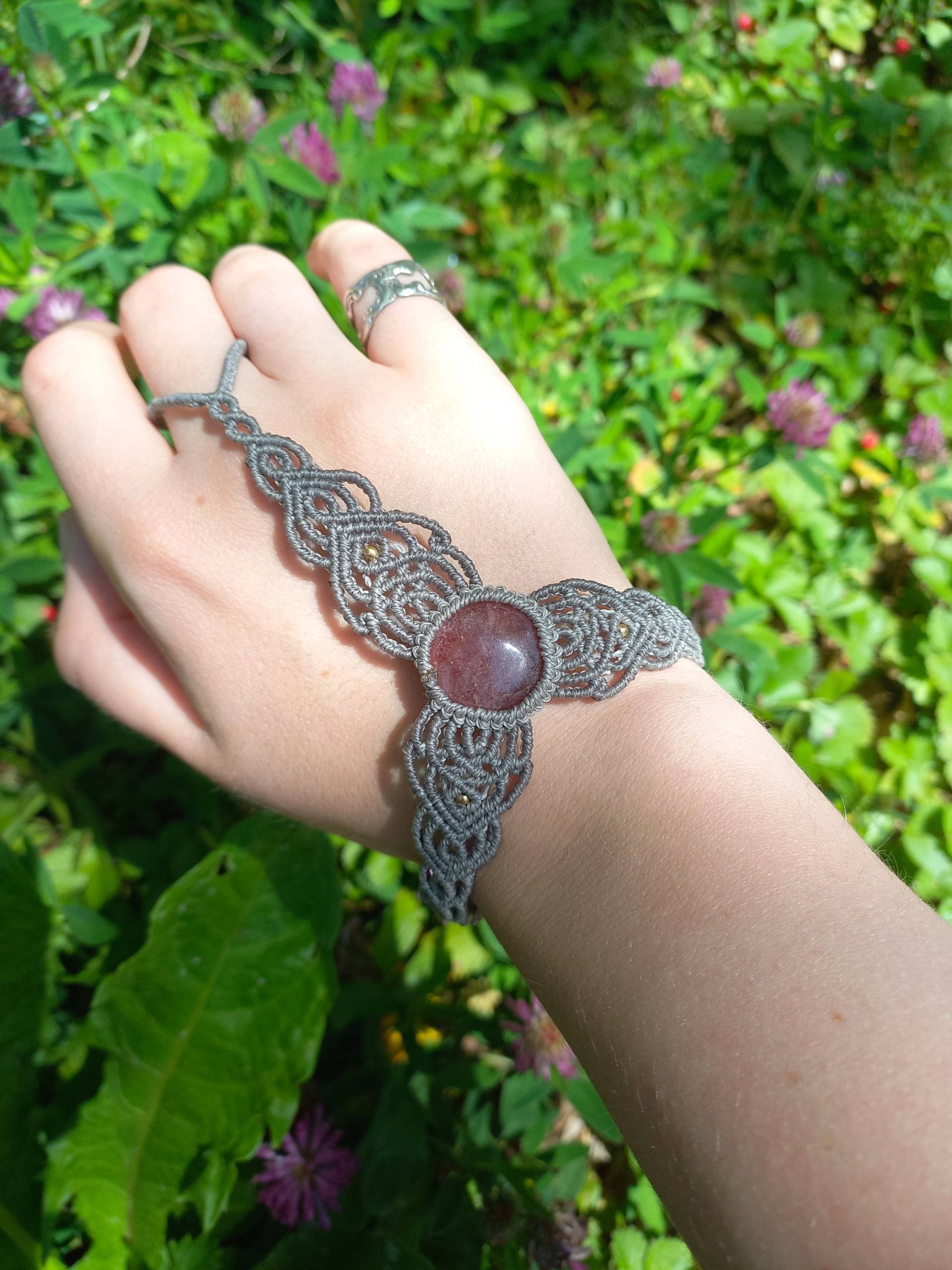 Breites, Graues Makramee Armband Breites, Graues Makramee Armband von GalleryOfHandmadeArt