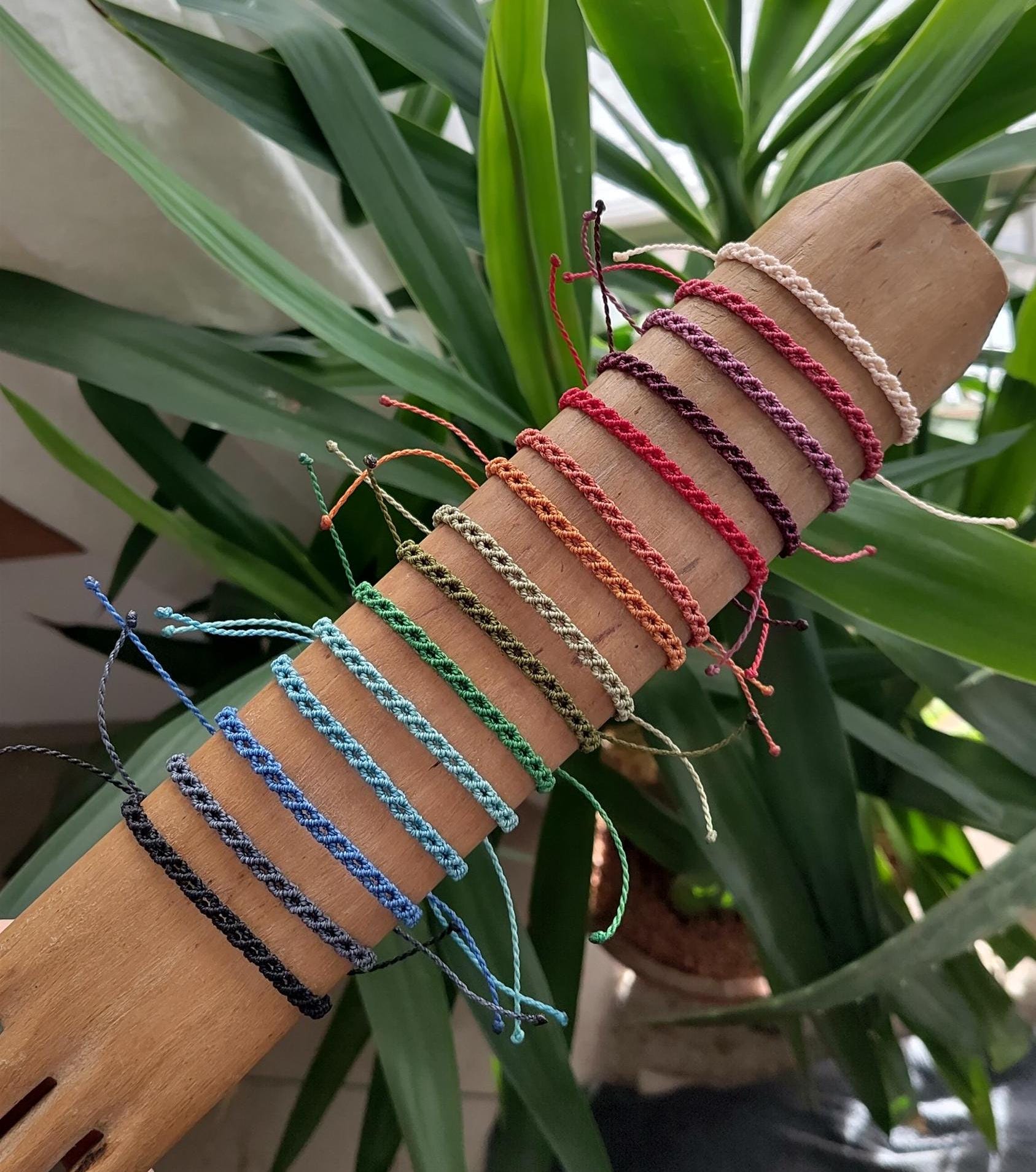 Bunte Makramee-Armbändchen Bunte Makramee-Armbändchen von GalleryOfHandmadeArt