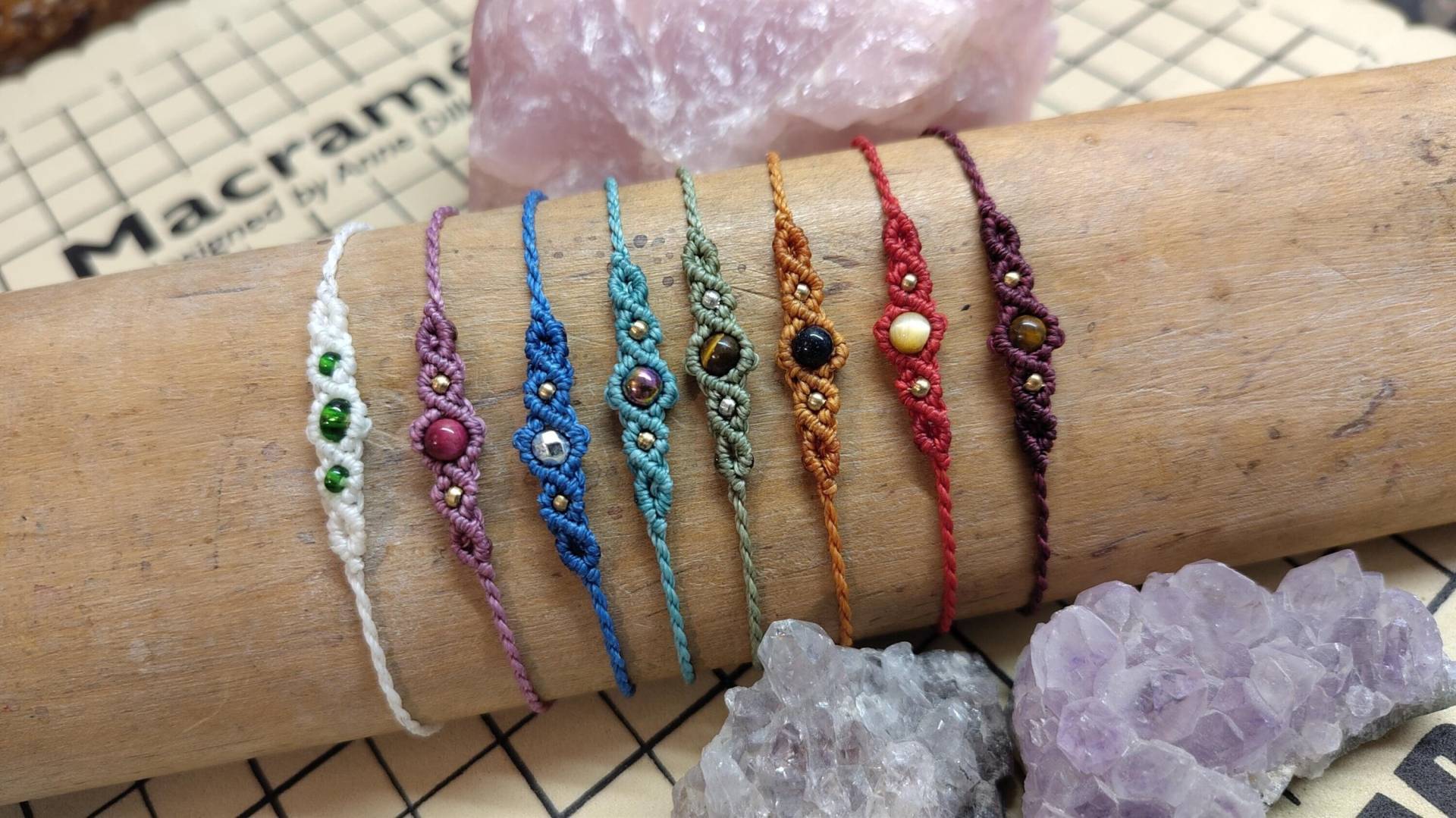 Bunte Makramee Armbänder Mit Perlen Bunte Makramee Armbänder Mit Perlen von GalleryOfHandmadeArt