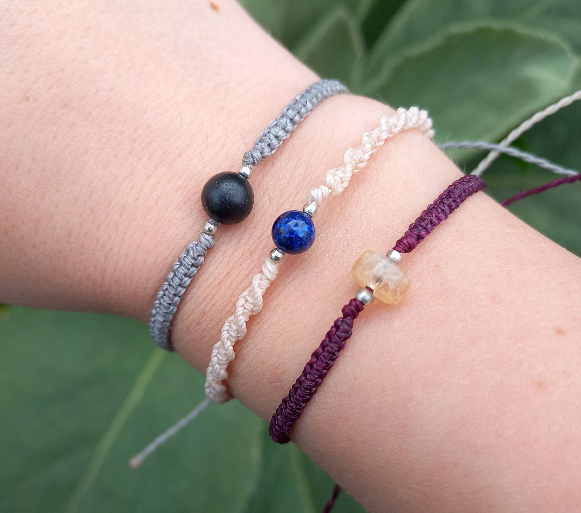 Bunte Makramee Armbänder Mit Steinperlen Bunte Makramee Armbänder Mit Steinperlen von GalleryOfHandmadeArt