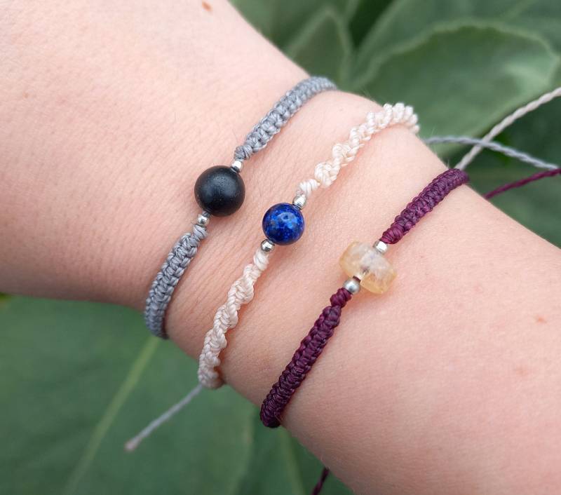 Bunte Makramee Armbänder Mit Steinperlen Bunte Makramee Armbänder Mit Steinperlen von GalleryOfHandmadeArt