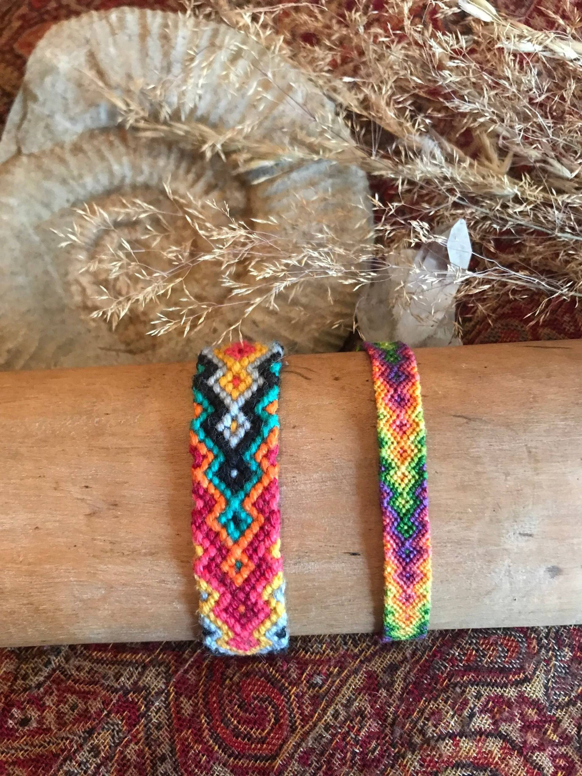 Geknüpfte, Bunte Armbänder Geknüpfte, Bunte Armbänder von GalleryOfHandmadeArt
