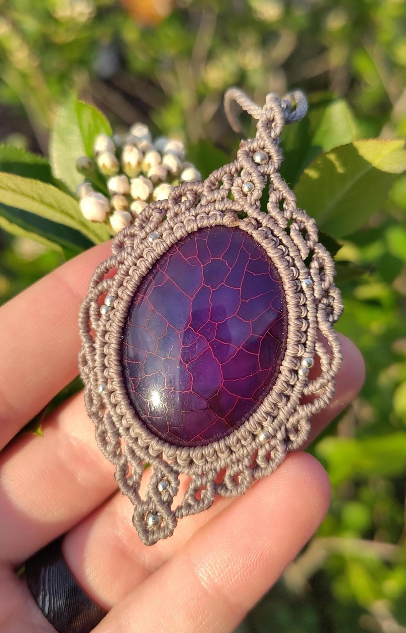Grauer Makramee-Anhänger Mit Lila Drachenader-Achat Grauer Makramee-Anhänger Mit Lila Drachenader-Achat von GalleryOfHandmadeArt