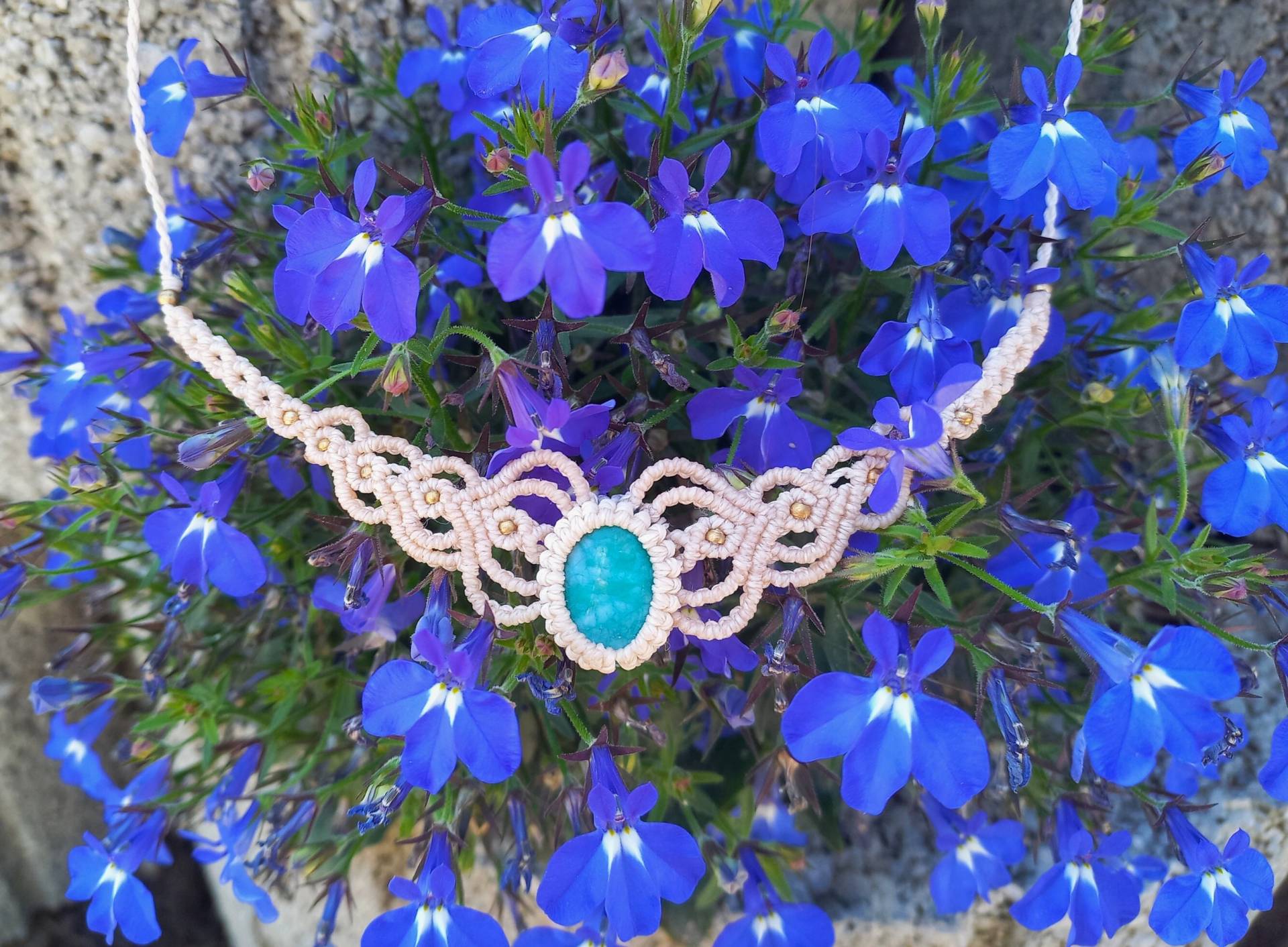 Makramee Halskette Mit Einem Türkis Und Messingperlen Makramee Halskette Mit Einem Türkis Und Messingperlen von GalleryOfHandmadeArt