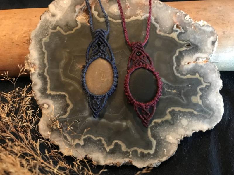 Makramee Halskette Mit Eingefassten Steinen Makramee Halskette Mit Eingefassten Steinen von GalleryOfHandmadeArt