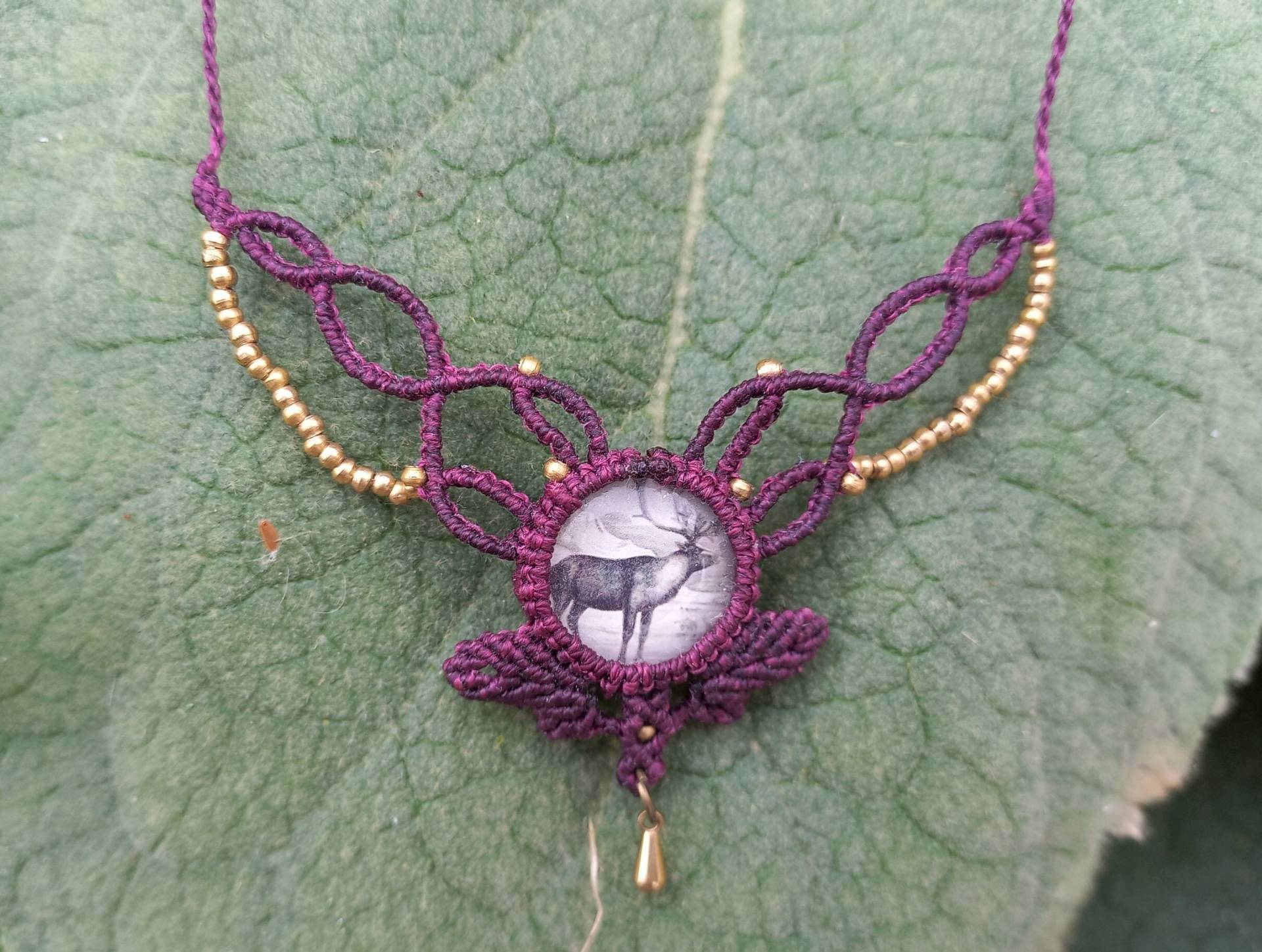Rote Makramee Kette Mit Hirschmotiv Rote Makramee Kette Mit Hirschmotiv von GalleryOfHandmadeArt