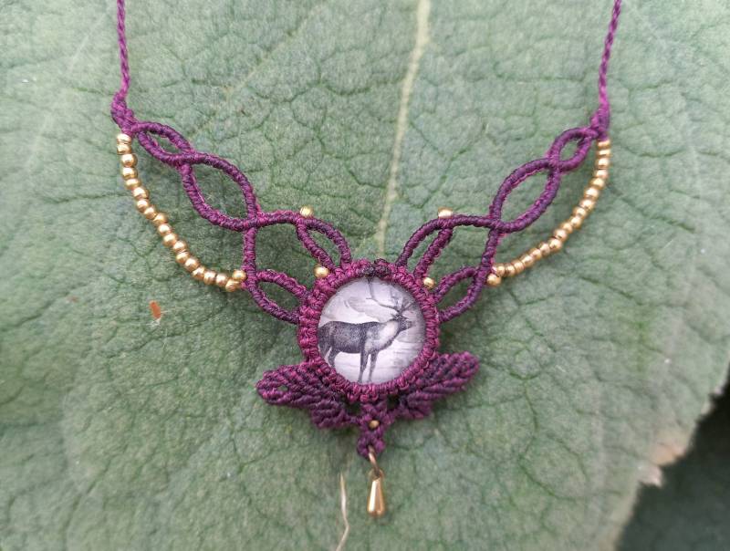 Rote Makramee Kette Mit Hirschmotiv Rote Makramee Kette Mit Hirschmotiv von GalleryOfHandmadeArt