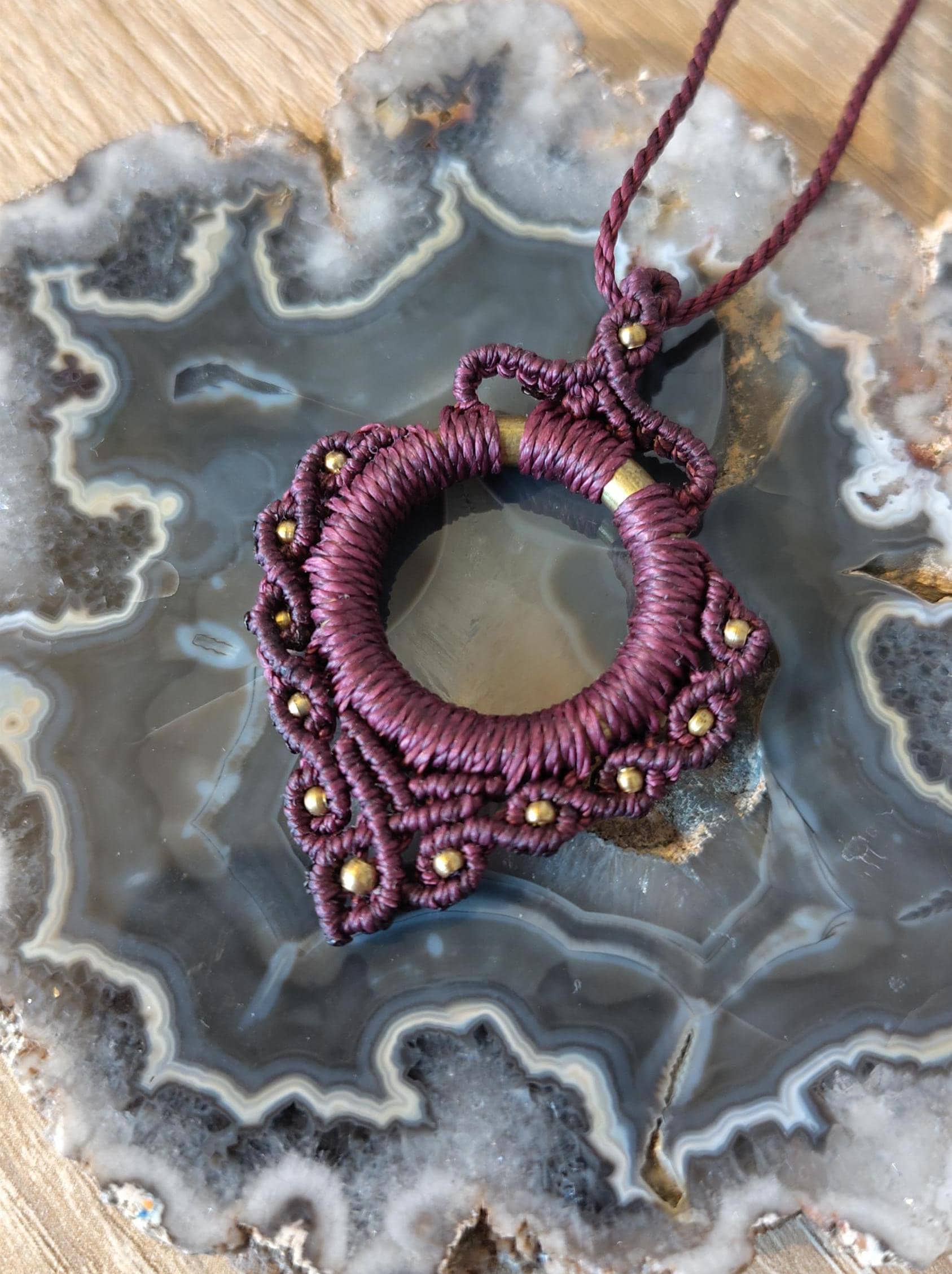 Roter, Blattförmiger Makramee-Anhänger Roter, Blattförmiger Makramee-Anhänger von GalleryOfHandmadeArt