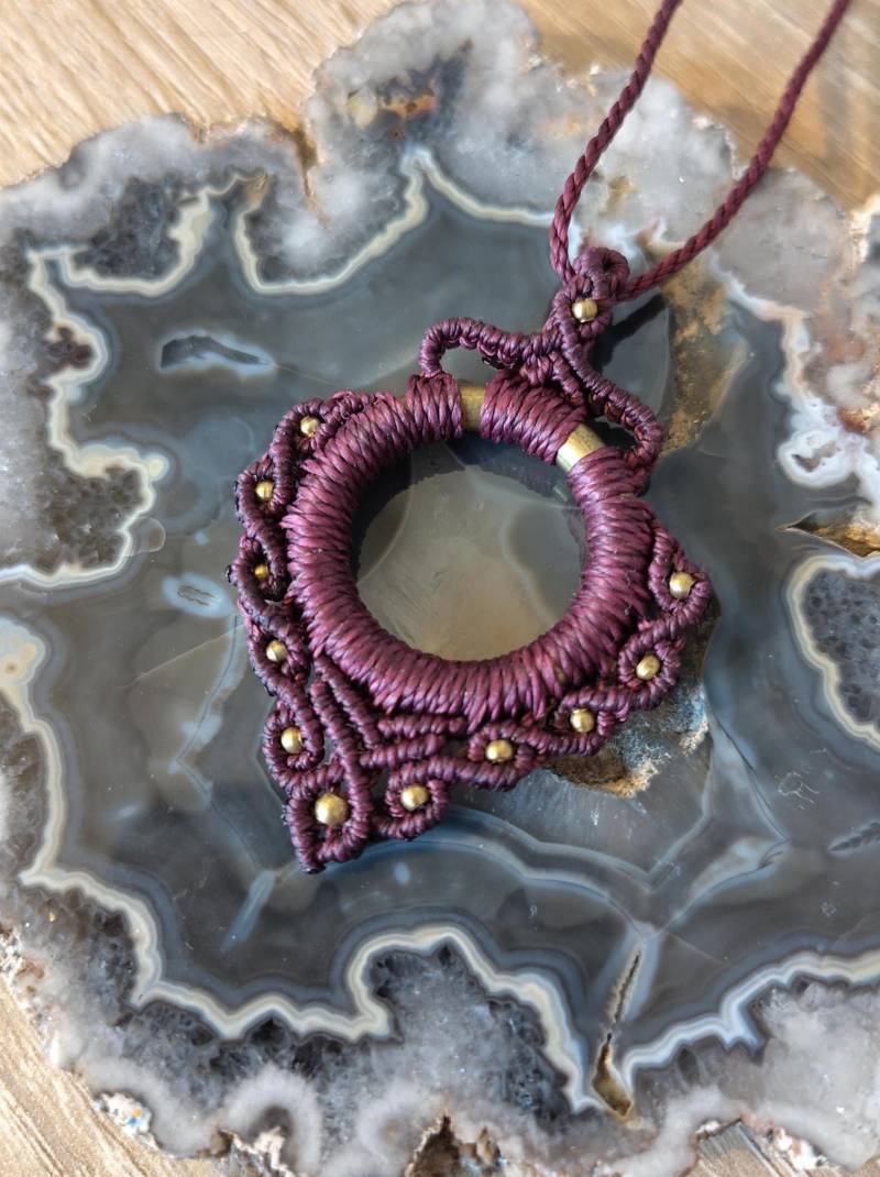 Roter, Blattförmiger Makramee-Anhänger Roter, Blattförmiger Makramee-Anhänger von GalleryOfHandmadeArt