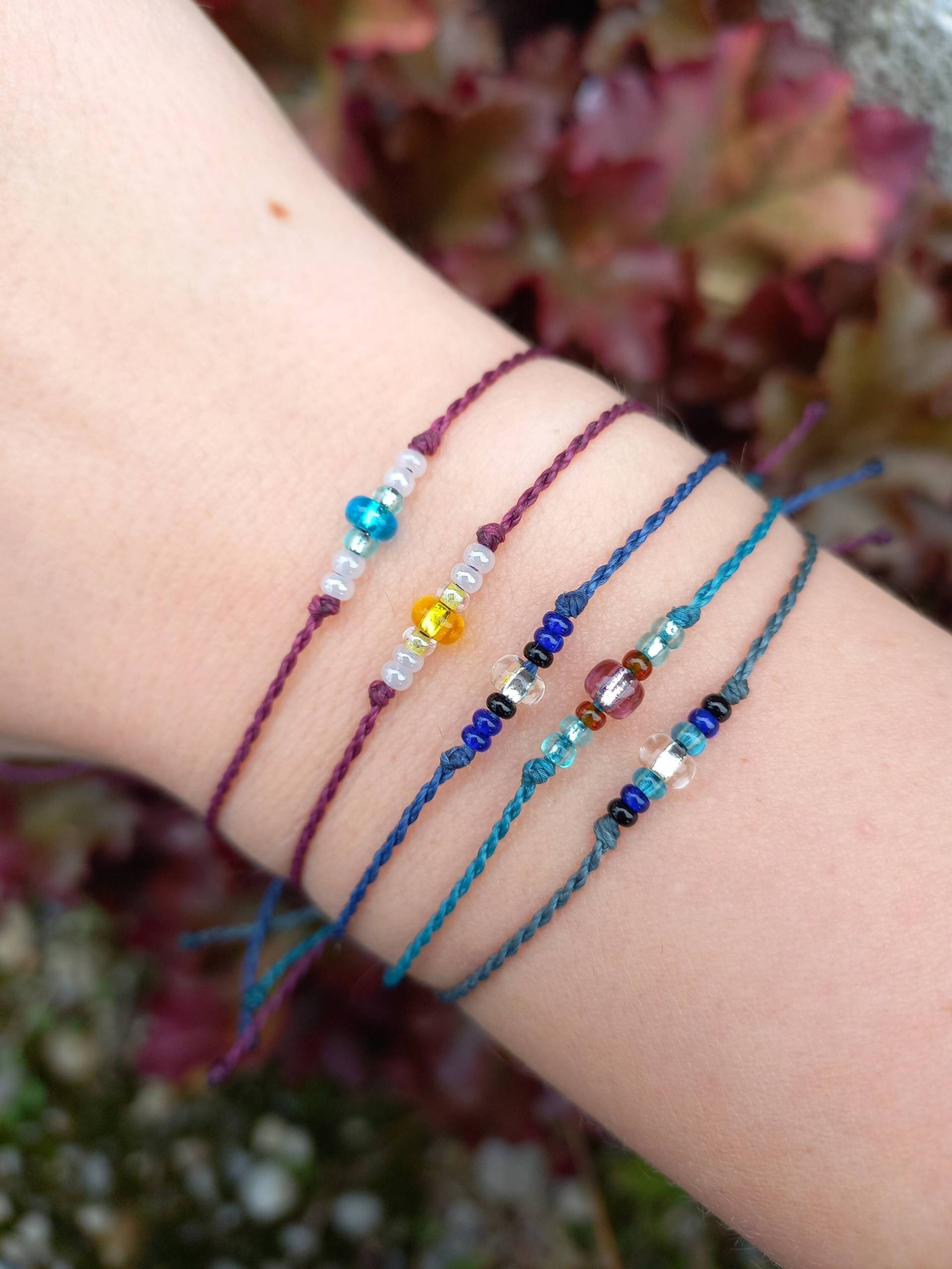 Schlichte Makramee Armbänder Mit Glasperlen Schlichte Makramee Armbänder Mit Glasperlen von GalleryOfHandmadeArt