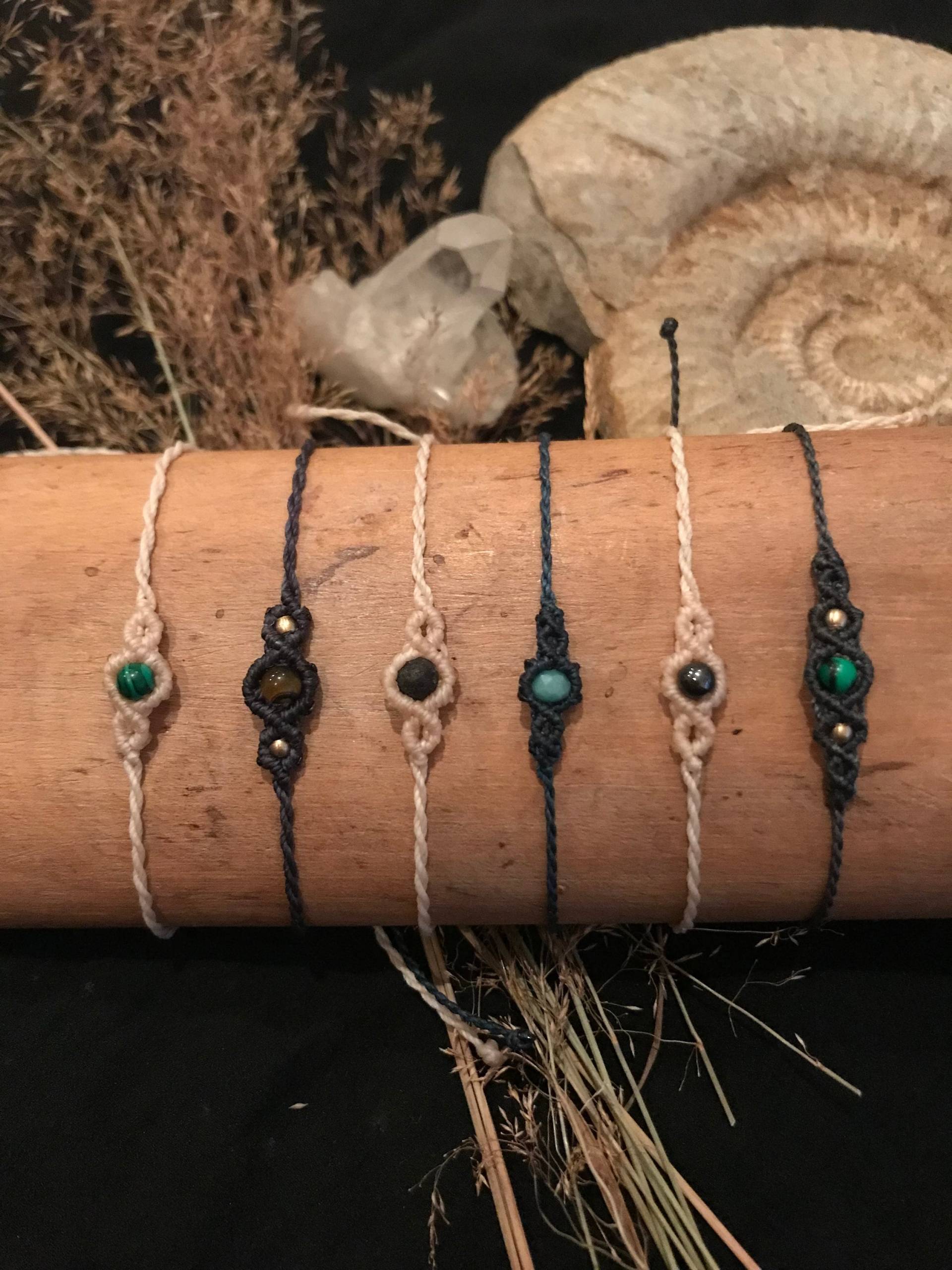 Schlichte Makramee Armbänder Schlichte Makramee Armbänder von GalleryOfHandmadeArt