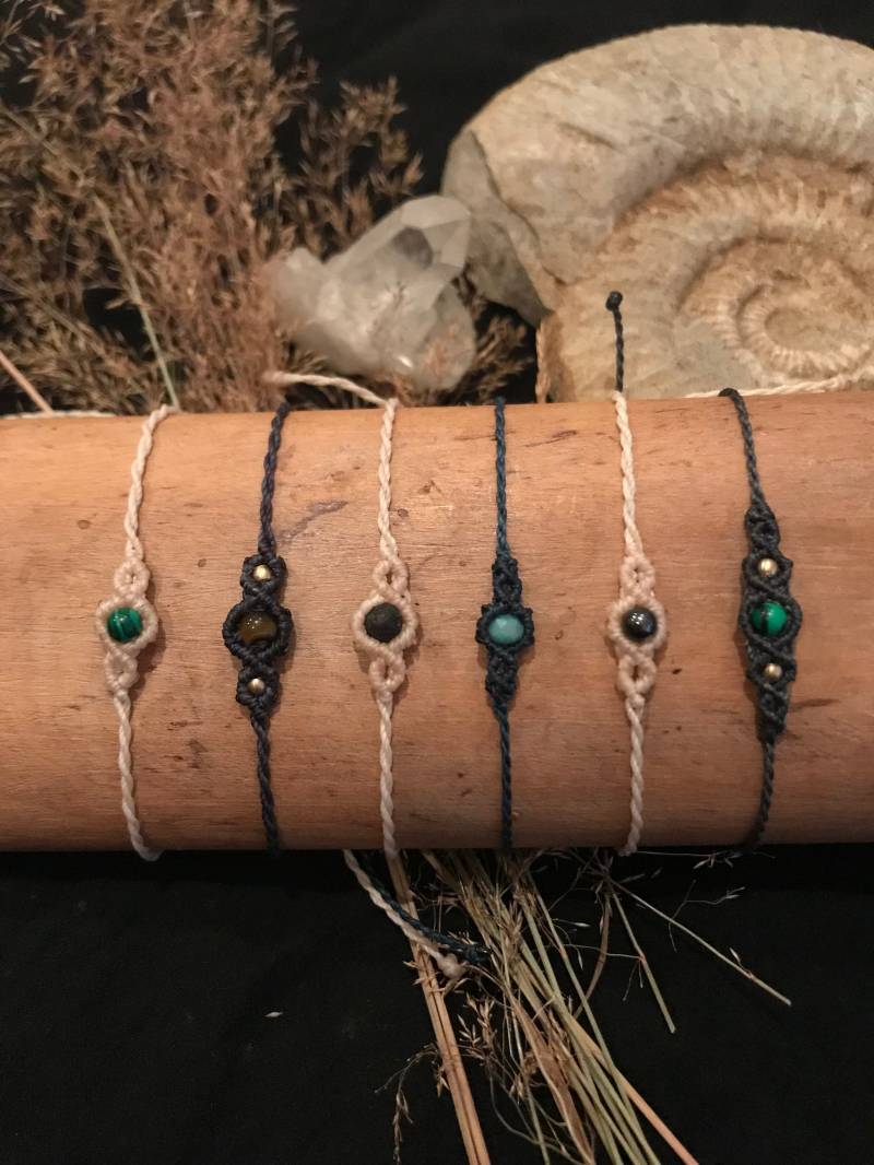 Schlichte Makramee Armbänder Schlichte Makramee Armbänder von GalleryOfHandmadeArt