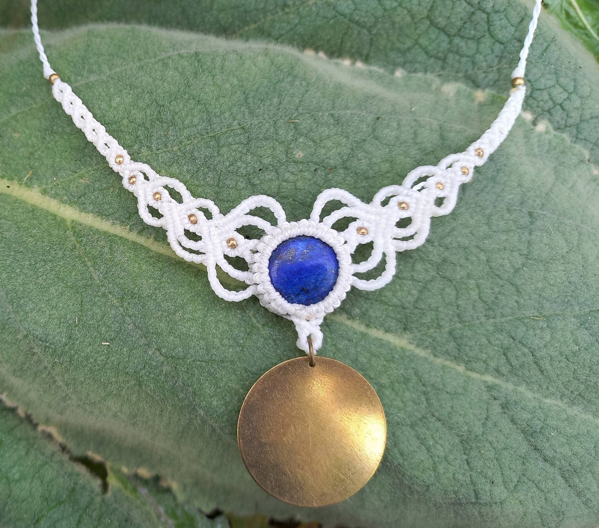 Weiße Makramee Kette Mit Lapis-Lazuli Weiße Makramee Kette Mit Lapis-Lazuli von GalleryOfHandmadeArt