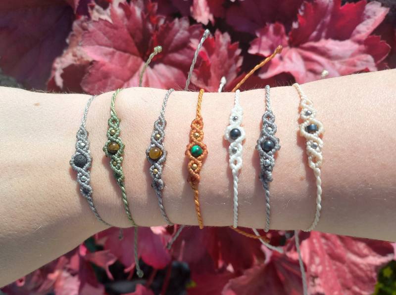 Zarte Makramee Armbänder Mit Perlen Zarte Makramee Armbänder Mit Perlen von GalleryOfHandmadeArt