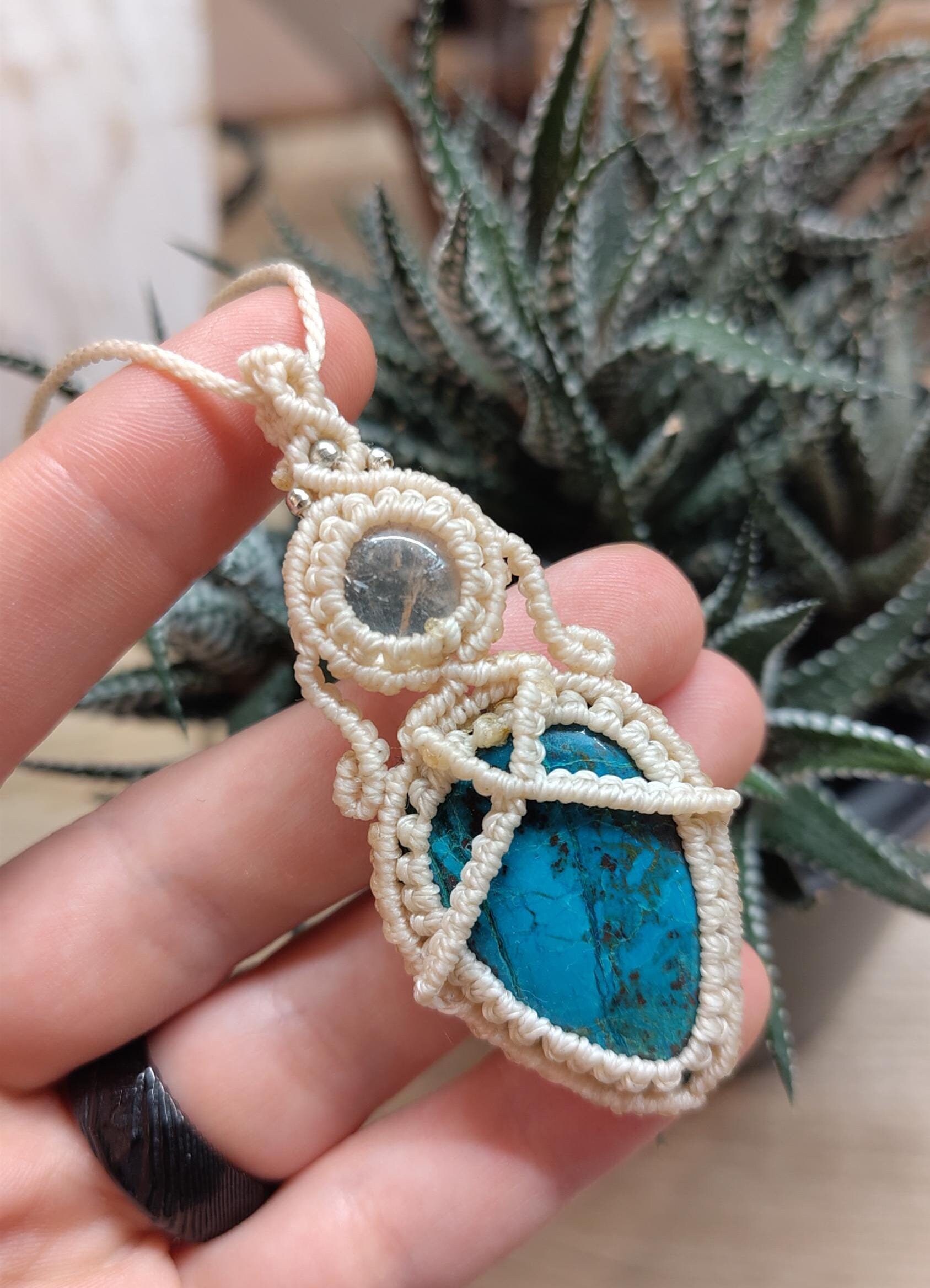 Zauberhafte Makramee-Kette Mit Einem Chrysokoll Zauberhafte Makramee-Kette Mit Einem Chrysokoll von GalleryOfHandmadeArt