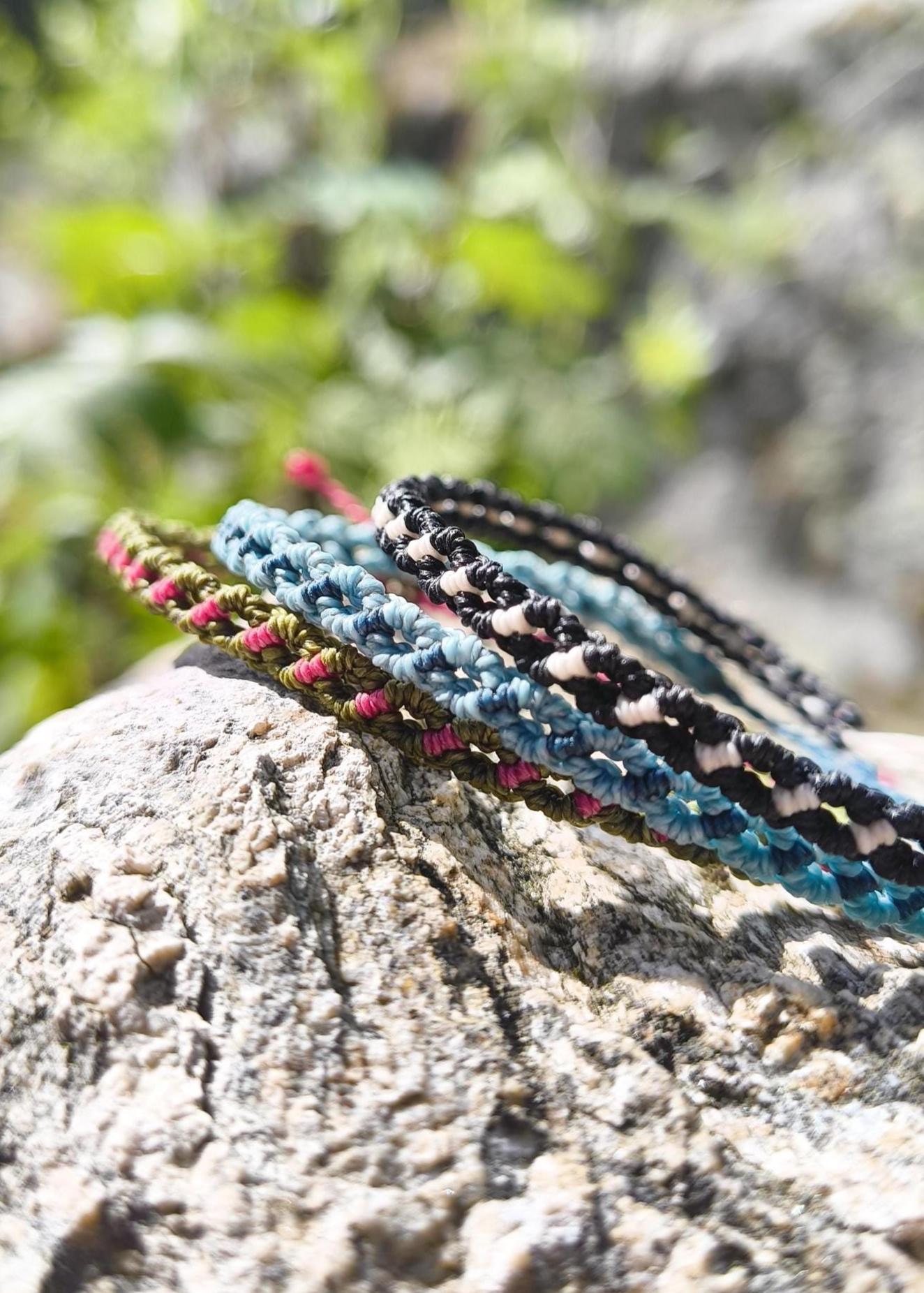 Zweifarbige Makramee-Armbändchen Zweifarbige Makramee-Armbändchen von GalleryOfHandmadeArt