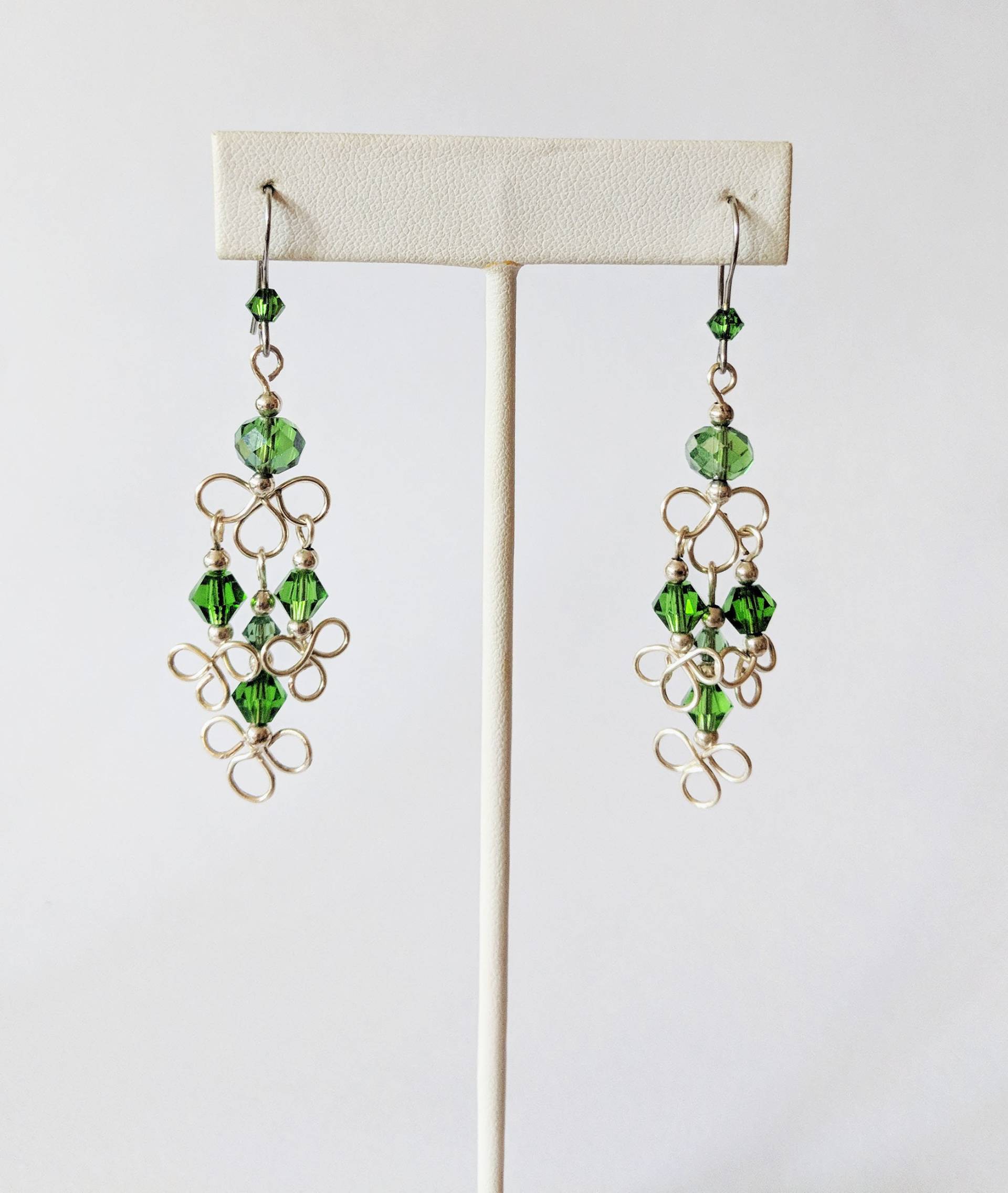 Kleeblatt Chandelier Ohrringe Mit Grünen Kristallen Kleeblatt Chandelier Ohrringe Mit Grünen Kristallen von Gallini