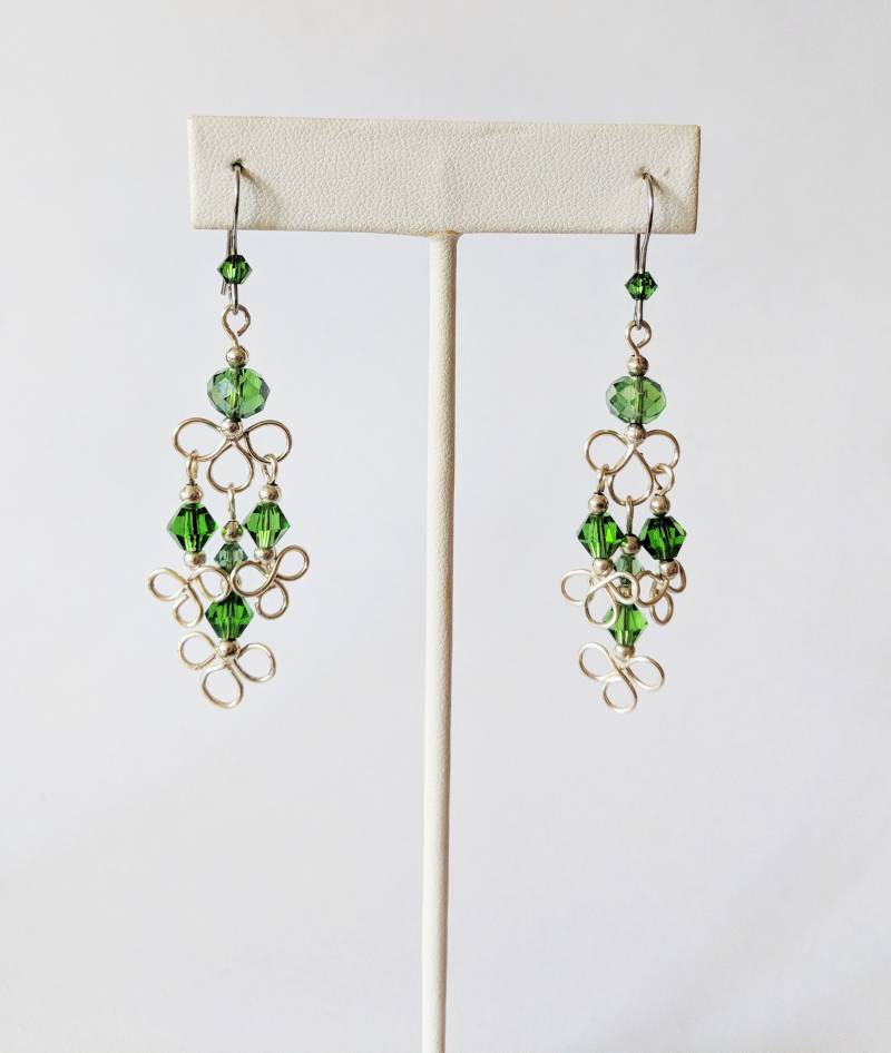 Kleeblatt Chandelier Ohrringe Mit Grünen Kristallen Kleeblatt Chandelier Ohrringe Mit Grünen Kristallen von Gallini