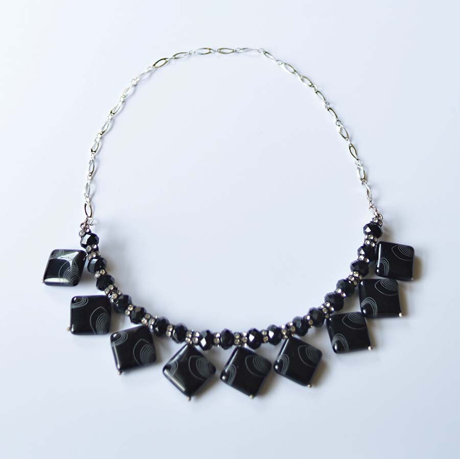 Schwarze Diamant Geätzte Onyx Halskette Mit Swarovski Kristallen Schwarze Diamant Geätzte Onyx Halskette Mit Swarovski Kristallen von Gallini
