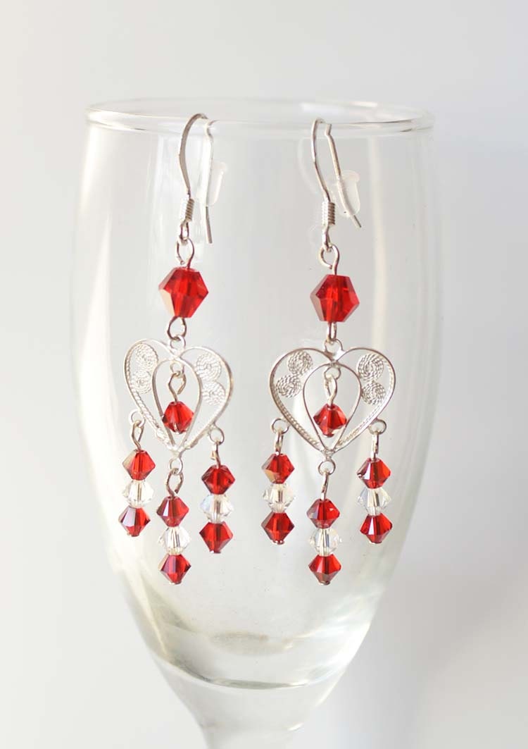 Valentinstag Sterling Silber Chandelier Ohrringe Mit Roten Und Klaren Swarovski-Kristallen Valentinstag Sterling Silber Chandelier Ohrringe Mit Roten Und Klaren Swarovski-Kristallen von Gallini