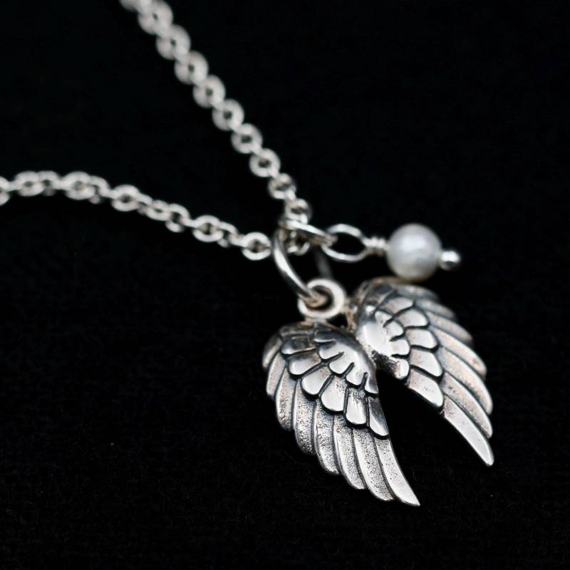 Engelsflügel Perlenhalskette Sympathie Geschenk Gedenkschmuck Fehlgeburt Juni Geburtsstein Trauergeschenk von GallivantCollective