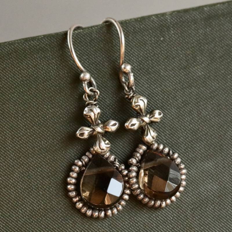 Zierliche Rauchquarz Silber Blumen Ohrringe, Boho Braut Hochzeit Kleine Perlen Tropfen November Birthstone Schmuck von GallivantCollective